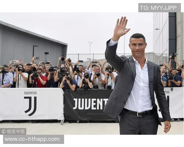 佩杜拉透露马伦今晚抵达罗马明天将进行体检确认加盟情况 佩杜拉透露马伦今晚抵达罗马明天将进行体检确认加盟情况